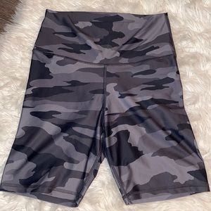 Aerie Black Gray Camo Large Biker Shorts